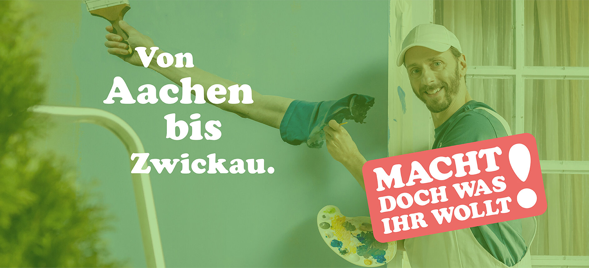 Mann streicht eine Wand